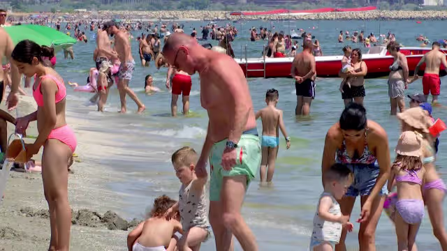 Fotografie ilustrativa turisti pe plajele din Eforie