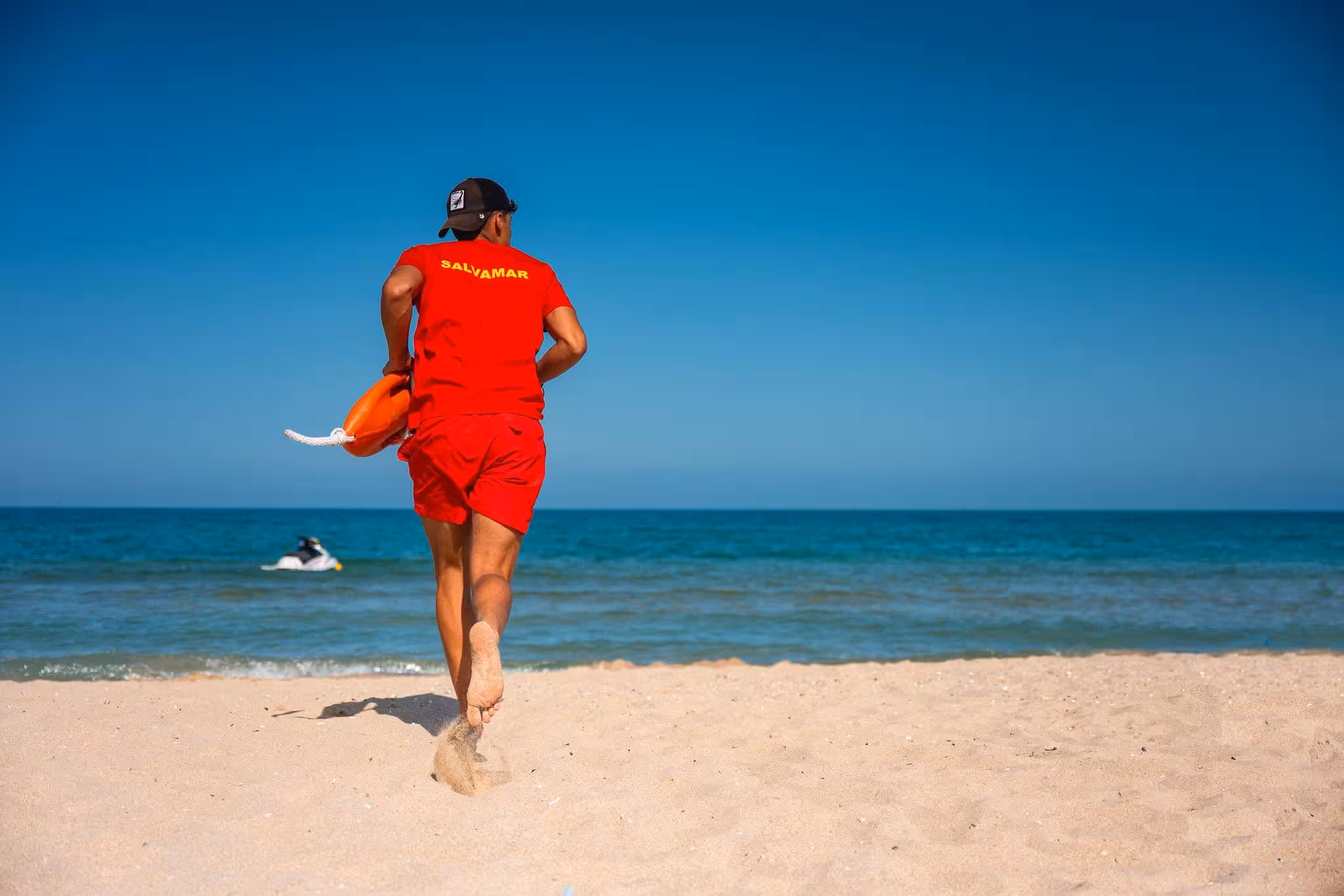 Intervenția salvamarilor pentru acordarea primului ajutor unui turist rănit pe plajă
