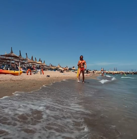 Salvamarul Marius: Omul Care Veghează la Siguranța Turiștilor din Eforie