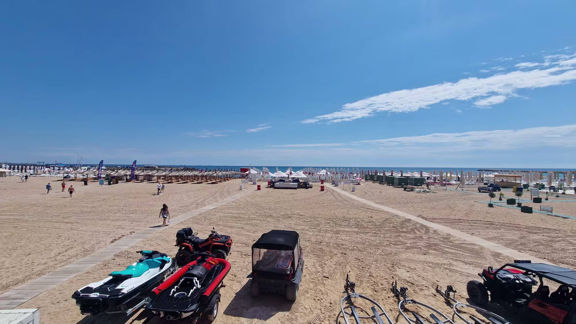 Baza de salvamari și vremea eforie 13.07.2026 cu cer senin pe plajă