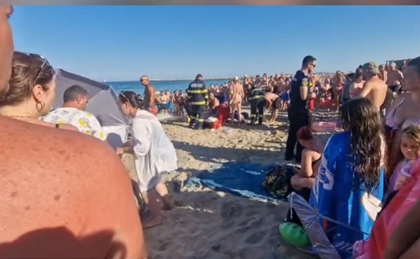 Manevre de resuscitare aplicate unui bărbat scos din mare