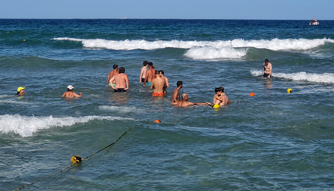 Zi de foc pe plaja Belona: cel puțin 15 persoane salvate de salvamari din marea învolburată, pe steag roșu