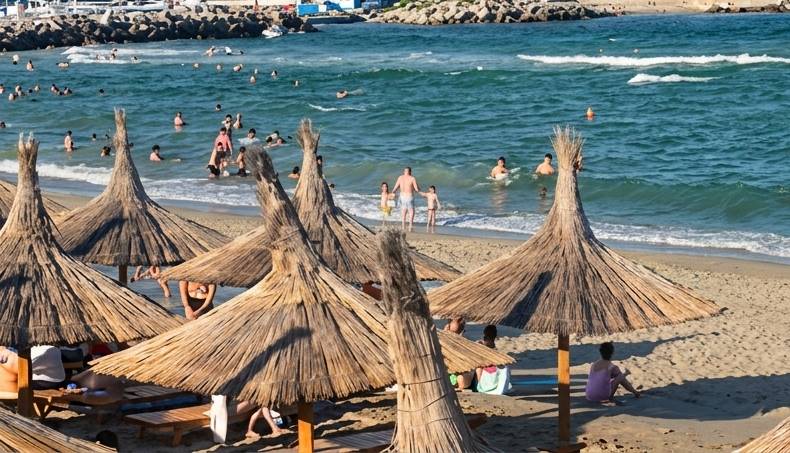 Intervenție dramatică la Eforie Nord: O fetiță de 11 ani și tatăl ei, salvați în ultimul moment din groapa de la Belona!