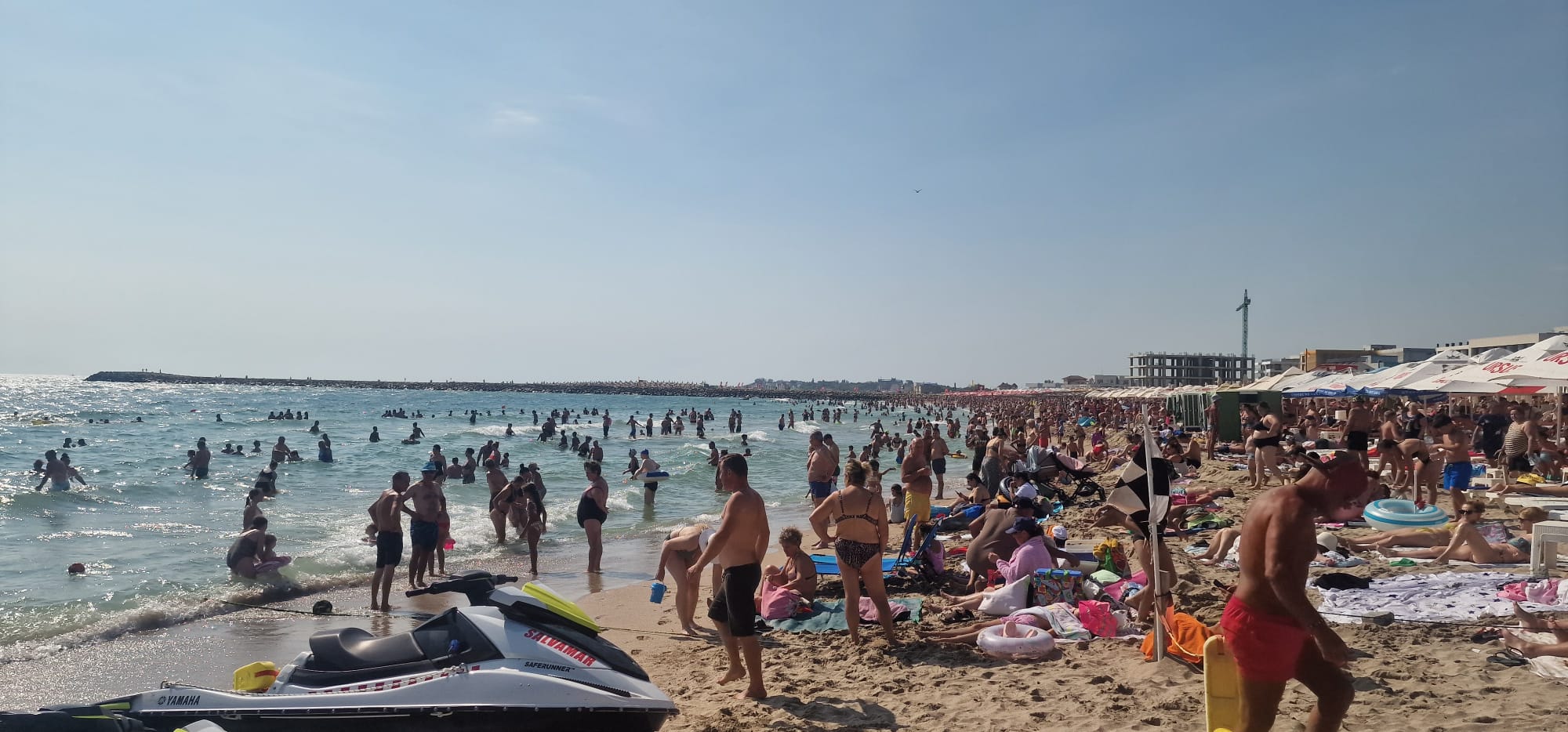 Vreme excelentă și plajă plină la Eforie: Steagul roșu-galben a fost arborat, marea s-a liniștit